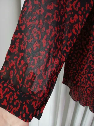 Blusa donna fantasia animalier rossa e nera