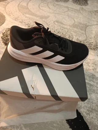 Zapatillas Adidas Negras y Blancas