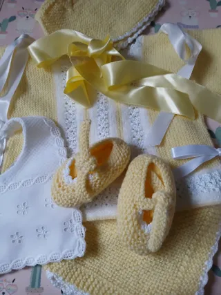 Jersey, capota, patucos, babero y cubrepañal