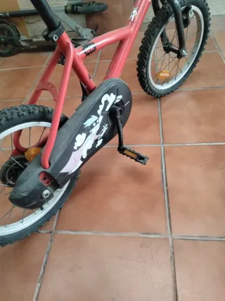 Bicicleta infantil roja