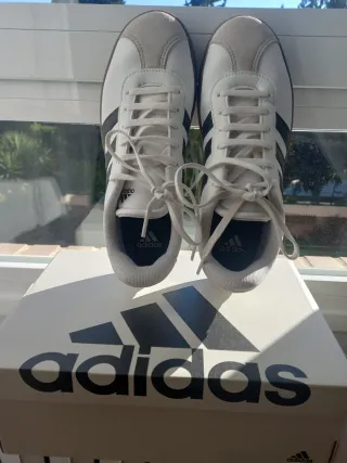 Zapatillas Adidas Blancas y Beige