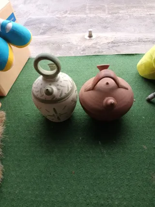 Due bottiglie di terracotta