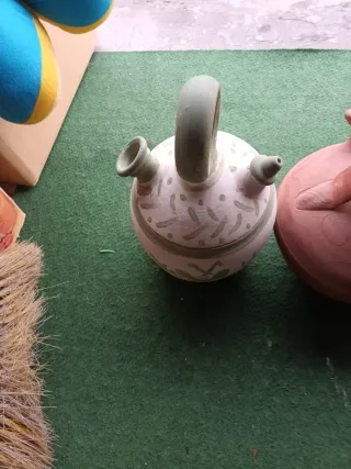 Due bottiglie di terracotta