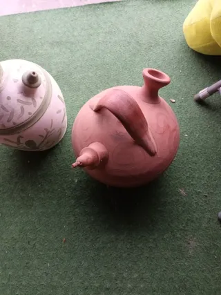 Due bottiglie di terracotta