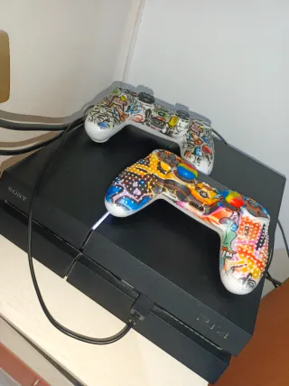 PS4 1TB + 2 Mandos + 2 Giochi