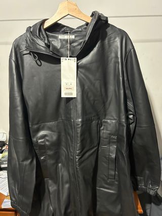 Parka Oysho efecto piel negra