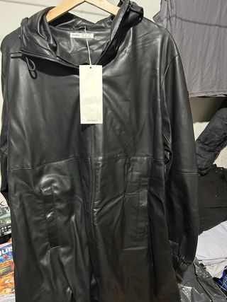 Parka Oysho efecto piel negra