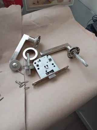 Manillas de puerta, cierre y bisagras