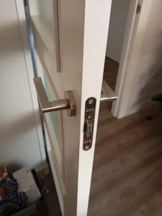 Manillas de puerta, cierre y bisagras