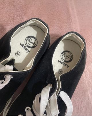 Scarpe sportive nere con punta bianca