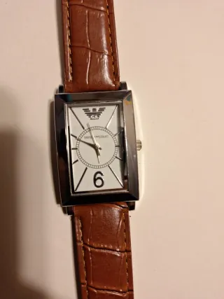 Reloj Emporio Armani Cuera,  faltaria poner pila.
