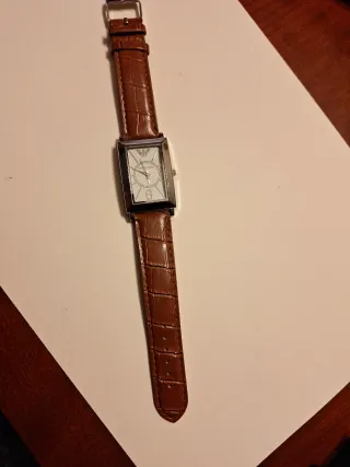 Reloj Emporio Armani Cuera,  faltaria poner pila.