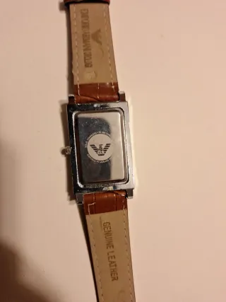 Reloj Emporio Armani Cuera,  faltaria poner pila.