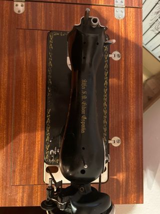 Máquina de coser Alfa con mueble