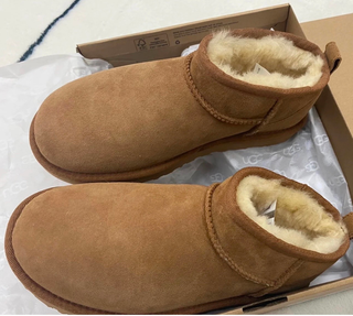 UGG       mini      castaño