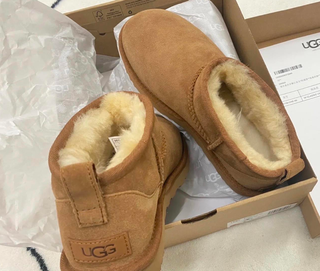 UGG       mini      castaño