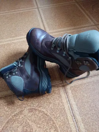 Botas de montaña marrones y grises