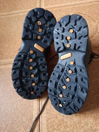 Botas de montaña marrones y grises