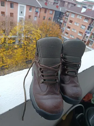 Botas de montaña marrones y grises