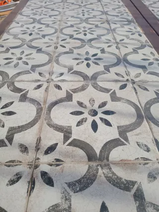 Mesa de madera con azulejos hidráulicos