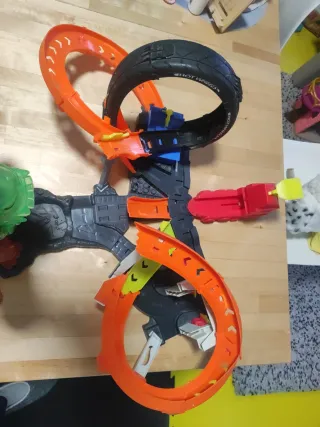 Pista Hot Wheels Gorila con Coche y Camión