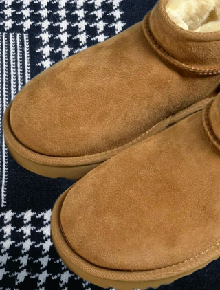 UGG            mini        castaño