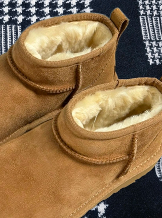 UGG            mini        castaño