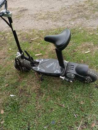 Patinete eléctrico negro