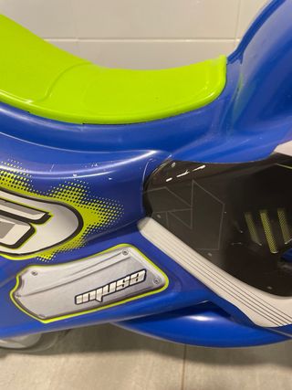 Moto de juguete tipo correpasillos