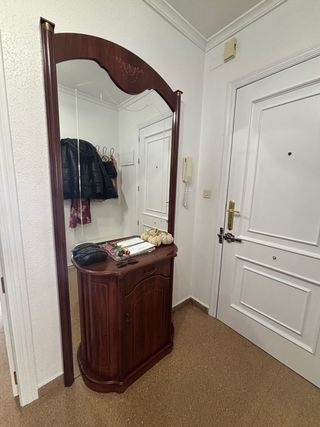Mueble recibidor de madera con espejo