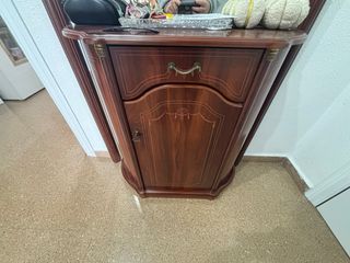 Mueble recibidor de madera con espejo