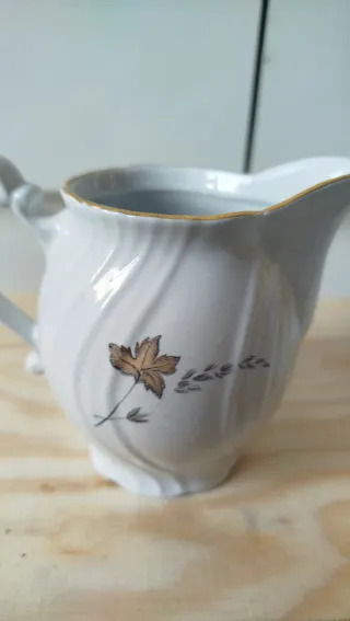 Lattiera in porcellana bianca e oro