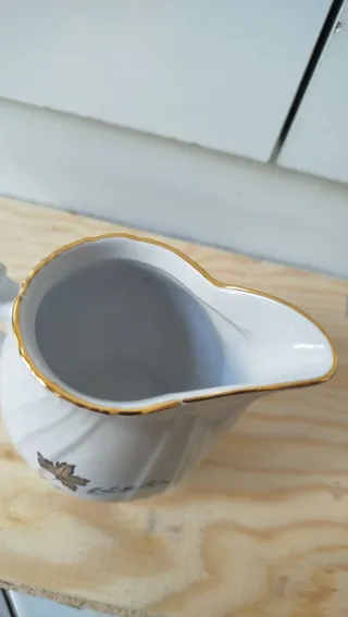 Lattiera in porcellana bianca e oro