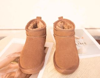 UGG            mini           castaño