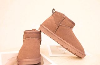 UGG            mini           castaño