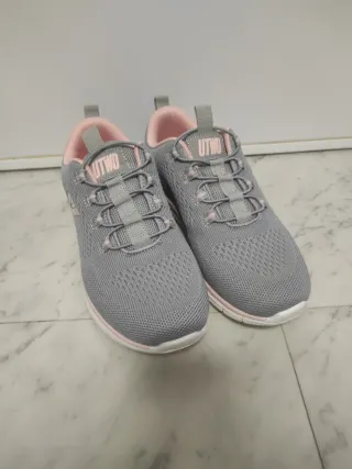Zapatillas deportivas grises y rosas UTWO