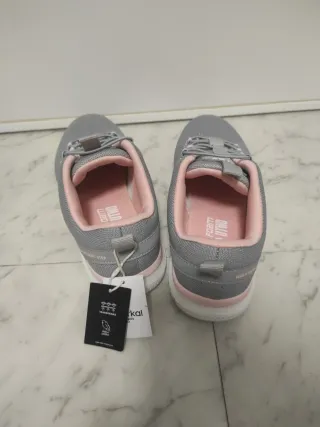 Zapatillas deportivas grises y rosas UTWO