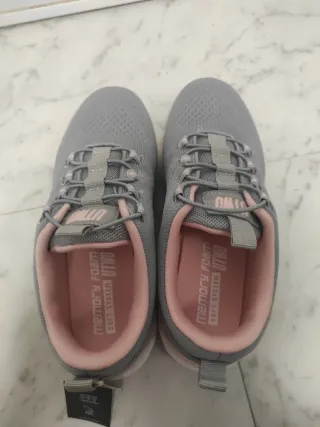 Zapatillas deportivas grises y rosas UTWO