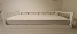 Cama Montessori blanca para niños