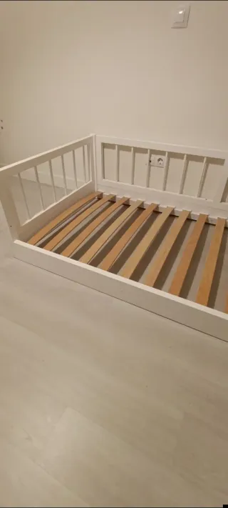 Cama Montessori blanca para niños