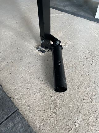 Attrezzatura per palestra a casa con rack, landmine, supporto per impugnature e dischi