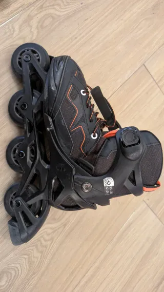 Patines en línea negros y naranjas