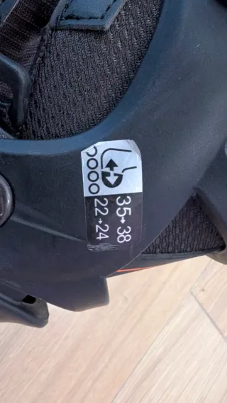 Patines en línea negros y naranjas