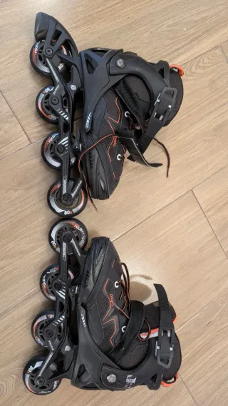 Patines en línea negros y naranjas