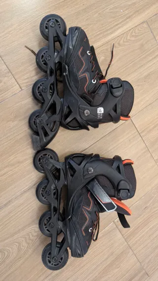 Patines en línea negros y naranjas
