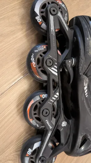 Patines en línea negros y naranjas