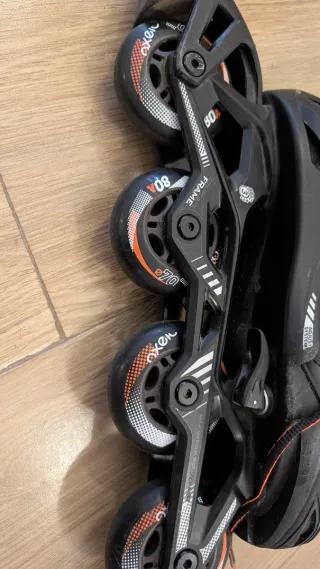 Patines en línea negros y naranjas