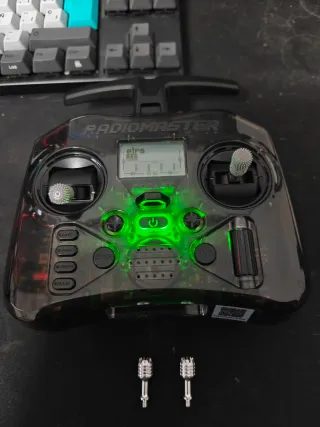 Radiomaster Pocket con baterías y joysticks