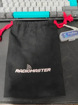Radiomaster Pocket con baterías y joysticks