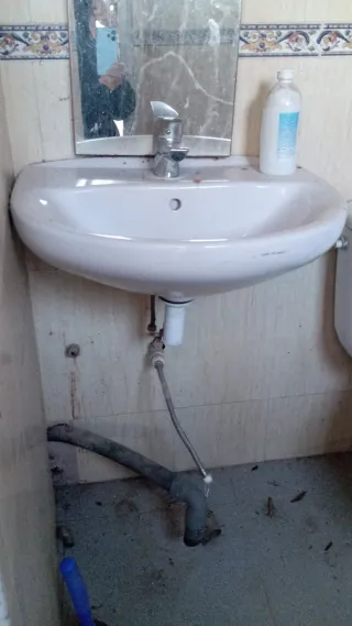 Lavabo con grifo y desagüe